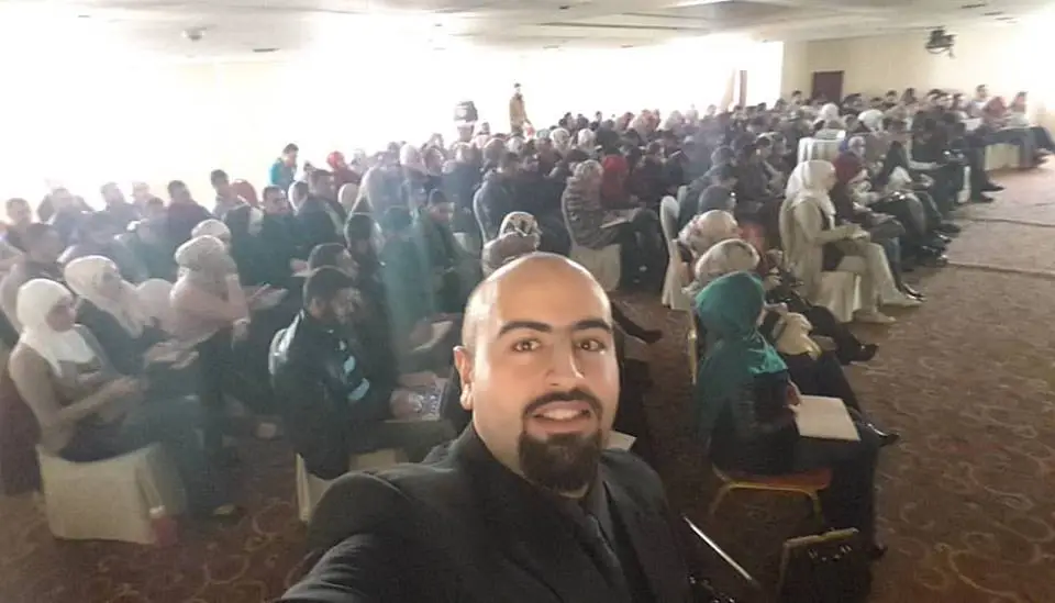 حسن الحلبي في ختام دورة تدريبية مع المشاركين