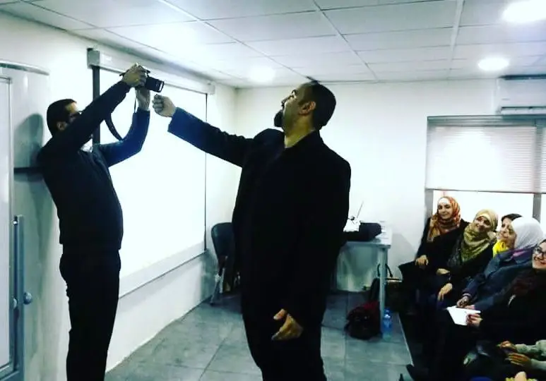 تصوير محتوى تدريبي داخل قاعة