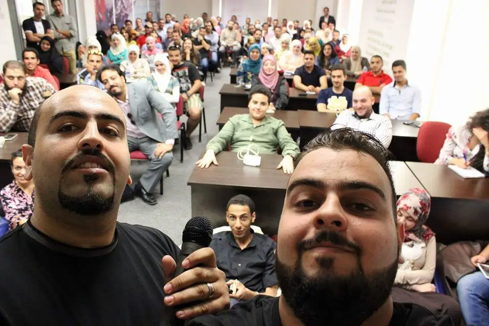 مجموعة متدربين في دورة تسويق إلكتروني