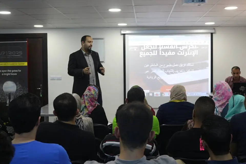 عرض تقديمي عن التسويق الرقمي أمام الحضور