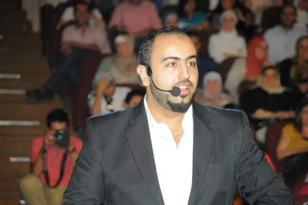 حسن الحلبي بميكروفون الرأس أثناء تقديم ورشة عمل